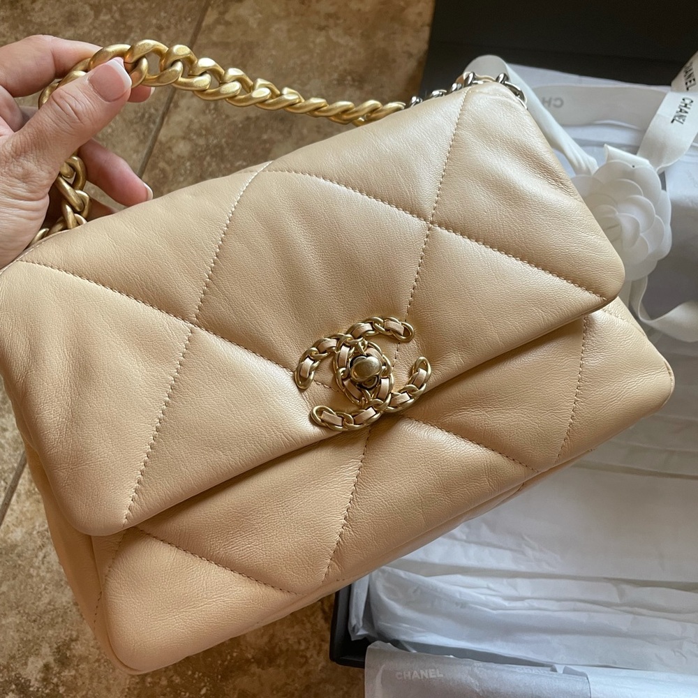 Chanel 19 beige